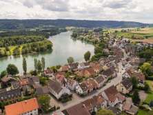 You can see a village from above that lies directly on the Rhine.