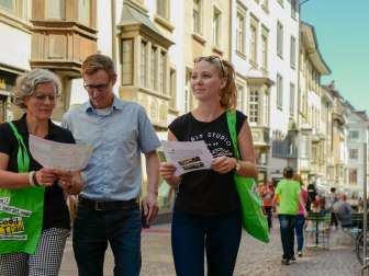 FoodTrail Schaffhausen A group of three with green jute bags walks through the old town and solves puzzles.