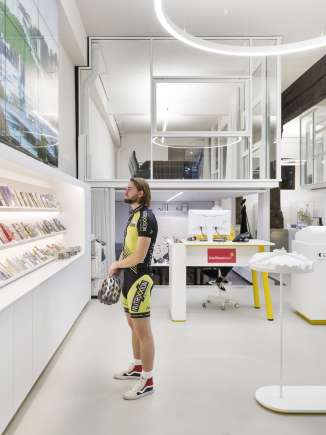 Visitor Centre Schaffhausen A cyclist stands in front of a wall of brochures and looks at them.