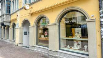 Hannibal watches Hannibal watches