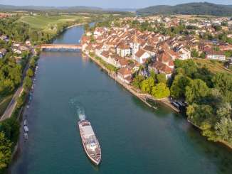 View of Diessenhofen from above View from above of the Rhine, where a regular boat service operates, and the small town of Diessenhofen in the background.