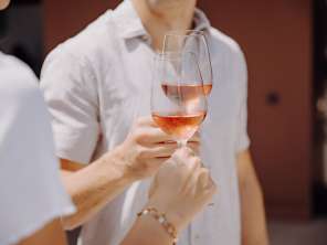 Räbhüslifest Hallau Two people toast with a glass of rosé.