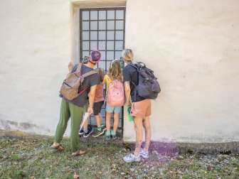 Treasure hunt Neunkirch Three children and two adults look into an inner courtyard.