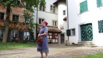 Urban legends and living traditions