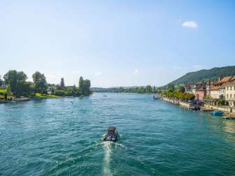 Stein am Rhein Water Soommer There is a boat and several stand-up paddlers on the Rhine. On the right bank you can see the Stein am Rhein boat landing stage.