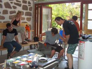 Guests make flowers out of glass and shape them themselves.