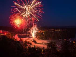 Über dem Rheinfall leuchtet ein rotes grosses Feuwerk.