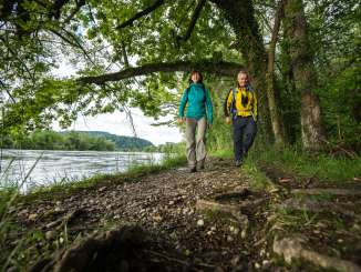 Nature_Park_Schaffhausen-9759_Hiking Two hikers on the banks of the Rhine.