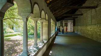 Guided tour of Schaffhausen Five people are standing in the Schaffhausen cloister. A guide tells the group something.