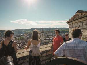 A group stands on the Munotzinne and looks out over the old town of Schaffhausen.