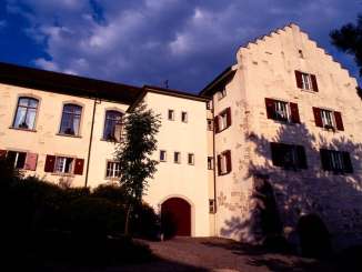 Blick auf das herrschaftliche Gebäude des Bad Osterfingens.