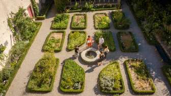 Guided tour of Schaffhausen A group stands around a small fountain in the Schaffhausen herb garden. A woman tells more about the story.