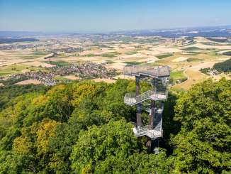 Siblingen Randenturm A tower made of wood and metal rises out of the forest on a hill. You have a view of the whole of Klettgau.
