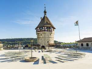View of the tower with Munotgläggli from the Munotzinne.
