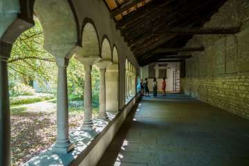 Guided tour of Schaffhausen Five people are standing in the Schaffhausen cloister. A guide tells the group something.