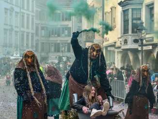 Carnival parade with witches Schaffhausen At a carnival parade in Schaffhausen, 3 witches in disguise take a spectator with them in a large pot.