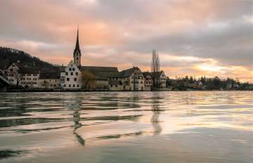 Blick über den Rhein auf das Kloster Stein am Rhein. Schöne Abendstimmung am Himmel.