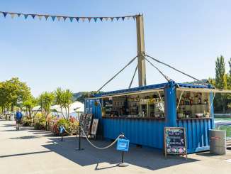 Lindli Kafi Schaffhausen There is a blue container on the Rhine, which has been converted into a café.