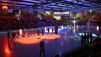 Kadetten The players of a handball team stand in the middle of the hall and high-five the opposing team.