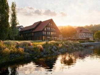 View from the Rhine of the Restaurant and Hotel 1802 in Schlatt.