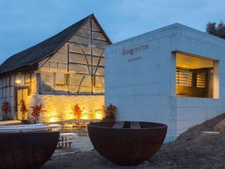 Osterfingen Bergtrotte The time-honored trotte is illuminated with yellow light in the evening.