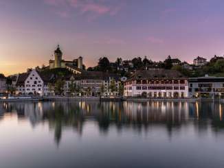 Blick bei Abendstimmung auf den Rhein, den Munot und den Güterhof Schaffhausen.