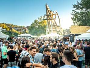 Lindlifäscht Schaffhausen A crowd of people with many marquees to the left and right.